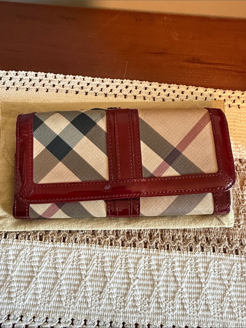 ❤️Burberry Tan Check Wallet with Burgundy Trim🤎